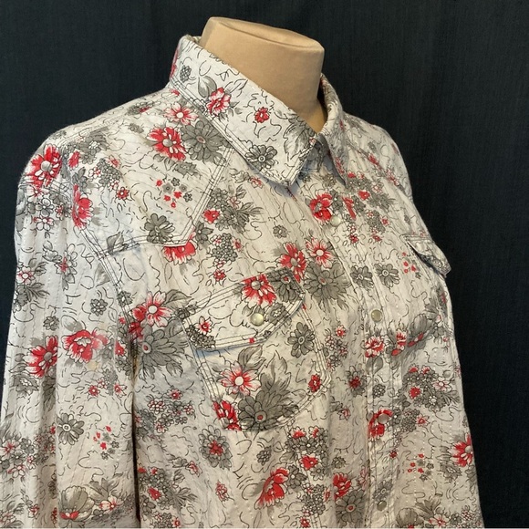 Back in the Saddle Western Pearl Snap Shirt in Red & Grey Floral & Silver Thread - Picture 3 of 12